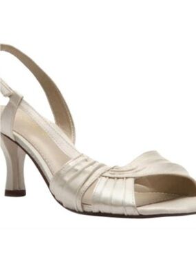 Kelly & Katie Ivory/Off White Mindy Sandals- 6 - NEW